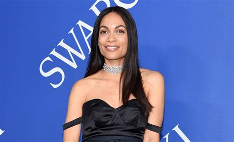 Atriz Rosario Dawson surpreende fãs com vídeo nua para